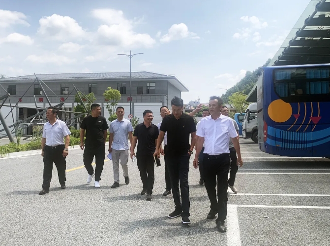 上饒汽運(yùn):上饒市信州區(qū)領(lǐng)導(dǎo)到德興鎮(zhèn)村公交考察鎮(zhèn)村公交一體化工作