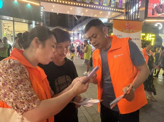 上饒汽運(yùn):站點(diǎn)巴士地推在酷暑中進(jìn)行