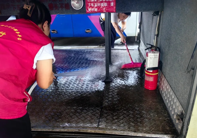 撫州長運(yùn) 客運(yùn)分公司開展“展形象 促服務(wù) 大清洗”活動