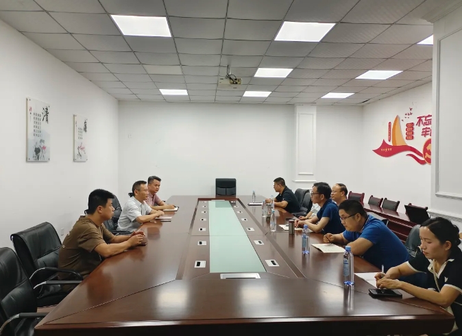 9月19日，江西省交通運(yùn)輸執(zhí)法局副局長朱國英一行前往景德鎮(zhèn)長運(yùn)開展執(zhí)法監(jiān)督與調(diào)研工作，景德鎮(zhèn)市交通執(zhí)法支隊(duì)隊(duì)長于盛穎等陪同。調(diào)研會上，景德鎮(zhèn)長運(yùn)董事長程鵬匯報(bào)了公司安全生產(chǎn)、配合打擊黑車及市場秩序維護(hù)情況。朱國英要求景德鎮(zhèn)長運(yùn)建立獎勵機(jī)制，鼓勵駕駛員參與監(jiān)督，共護(hù)市場秩序；同時加強(qiáng)節(jié)日安全生產(chǎn)，確保假期安全形勢穩(wěn)定。