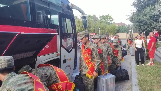 撫州長運:新兵榮耀啟程 宜黃分公司全力護航