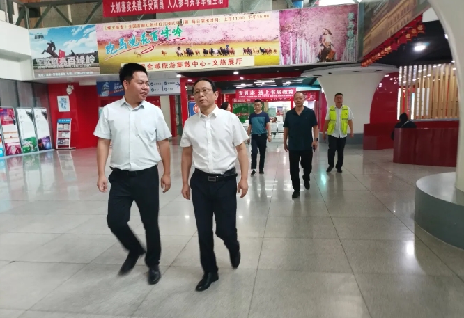 江西長運(yùn)開展文明創(chuàng)建及國慶期間社會環(huán)境布置工作檢查 劉志堅(jiān)帶隊(duì)