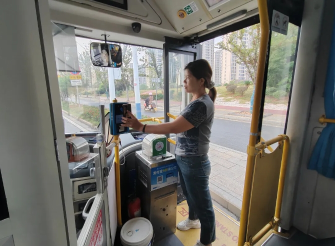 新余公交：開(kāi)展銀聯(lián)手機(jī)閃付乘車優(yōu)惠活動(dòng)