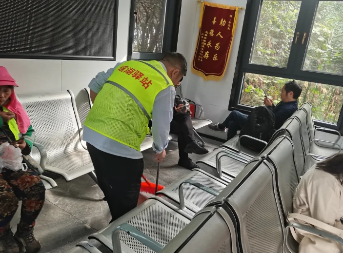 都市城際公交 瑤湖客運(yùn)驛站開(kāi)展衛(wèi)生清掃