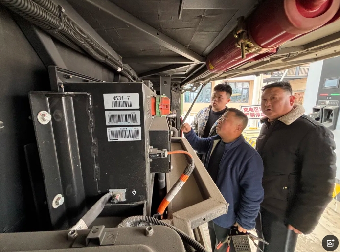 鄱陽(yáng)長(zhǎng)運(yùn)：公交旅游分公司聯(lián)合宇通服務(wù)站對(duì)車輛進(jìn)行全面檢查