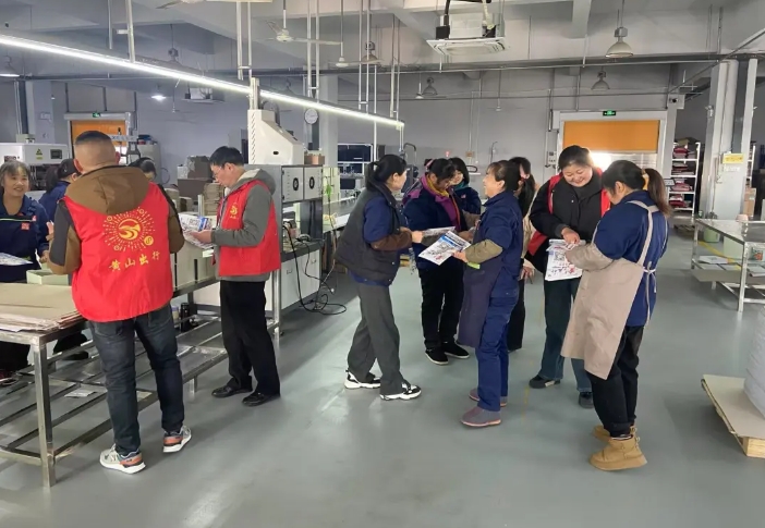 黃山長(zhǎng)運(yùn):黃山市汽車客運(yùn)總站春運(yùn)地推活動(dòng)走進(jìn)高新工業(yè)園區(qū)