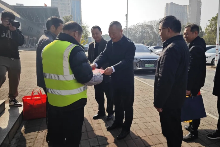 新余公司 新余市政府領(lǐng)導(dǎo)慰問(wèn)新余長(zhǎng)運(yùn)一線困難員工