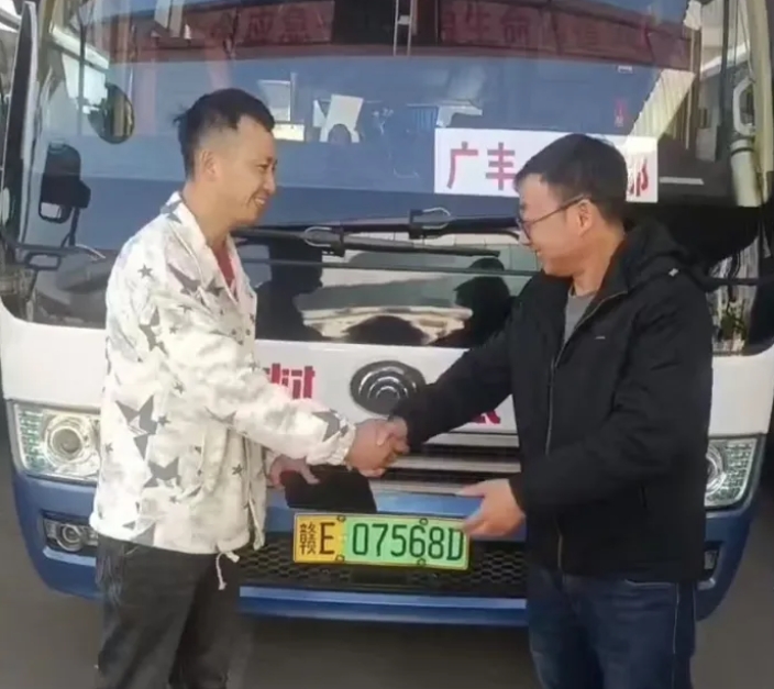 上饒汽運:大額現(xiàn)金“完璧歸趙” 失主緊緊握住司機的手