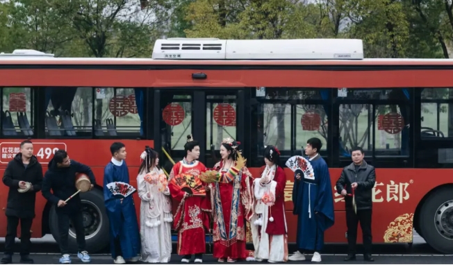 新余公交：公交車變身婚車 開(kāi)往“下一站幸?！? onmousewheel=