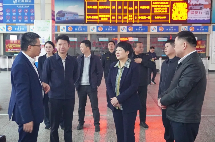 肖良芝陪同撫州市領(lǐng)導(dǎo)督導(dǎo)撫州長(zhǎng)運(yùn)“兩會(huì)”期間安全維穩(wěn)工作
