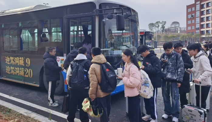 新余公交：開通公交專線 助力學生平安回家