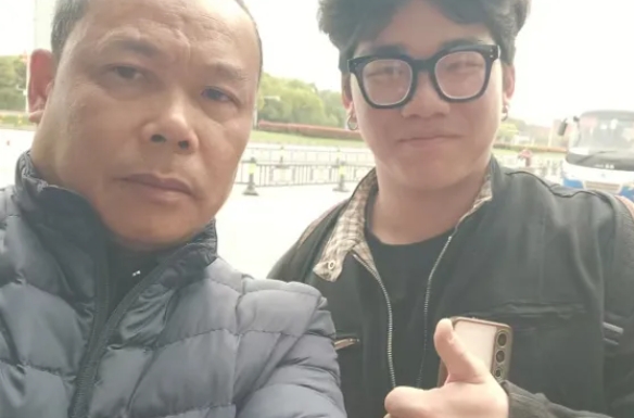 都市城際公交：駕駛員說(shuō)“能幫上忙我也高興！”