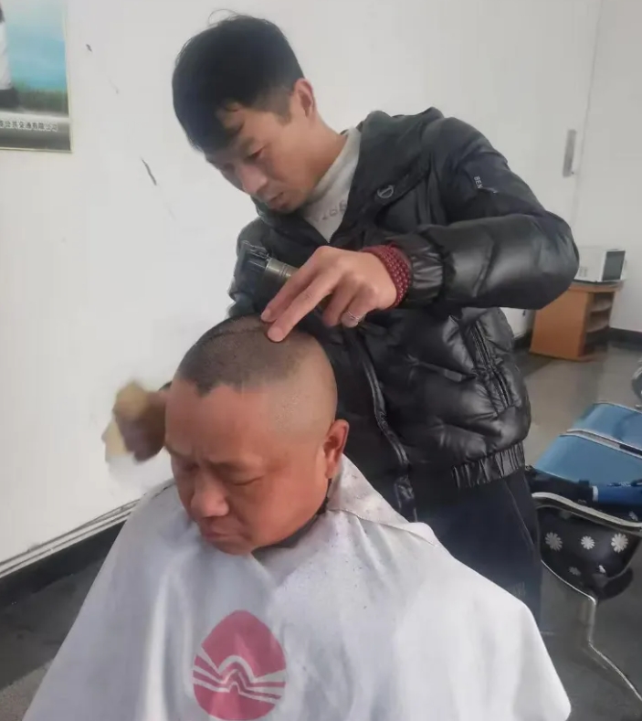 暖新聞 || 黃山長(zhǎng)運(yùn)：青春“發(fā)”光：祁門公交小伙的暖心義剪