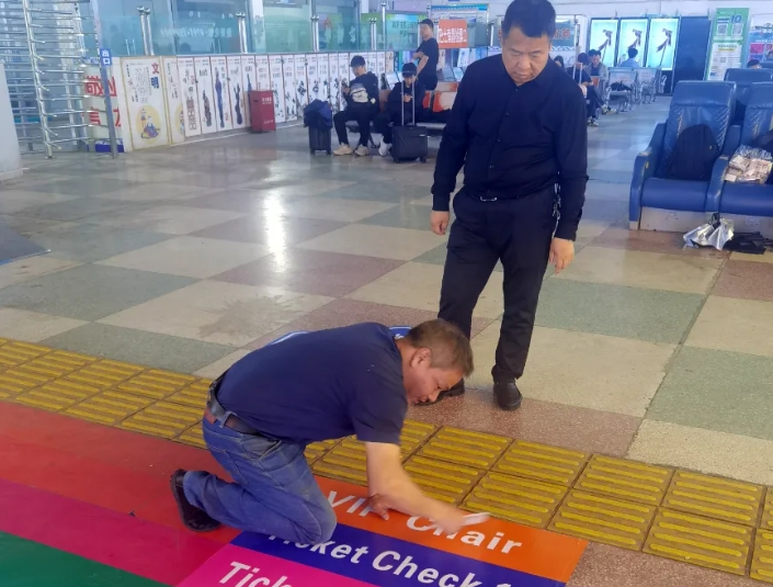 景德鎮(zhèn)長(zhǎng)運(yùn):車站助力申遺 更換雙語(yǔ)標(biāo)識(shí)