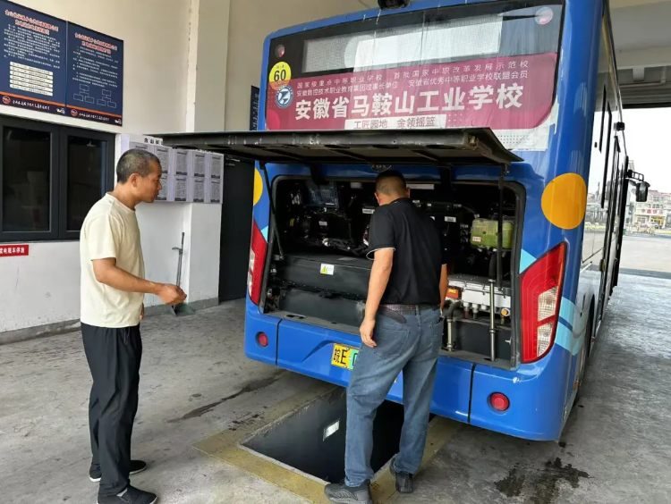 馬鞍山長(zhǎng)客 出“連招”全力保障高溫天氣運(yùn)行安全穩(wěn)定