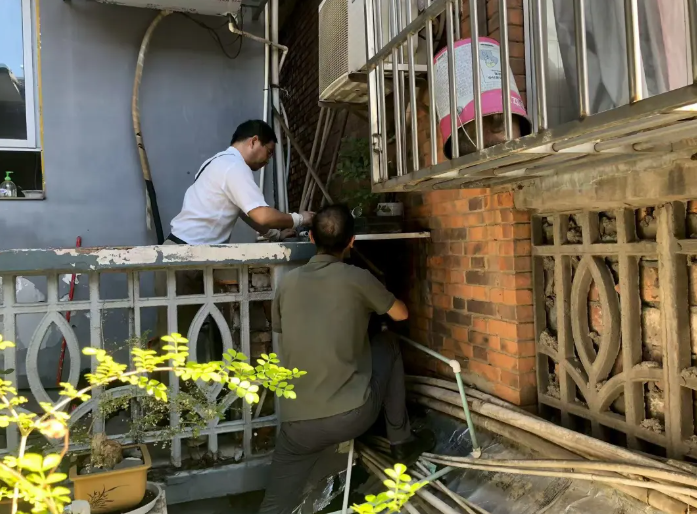 長運(yùn)物業(yè) 后勤組緊急搶修 保障用水