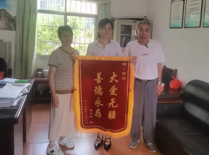 新余公交：公交司機(jī)緊急救助中暑乘客獲贊