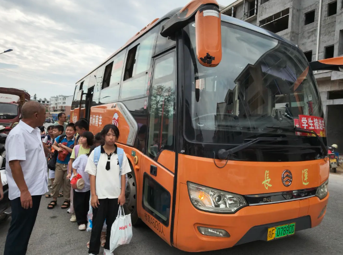 撫州長(zhǎng)運(yùn)：雙向接送服務(wù) 安全員護(hù)航上學(xué)路