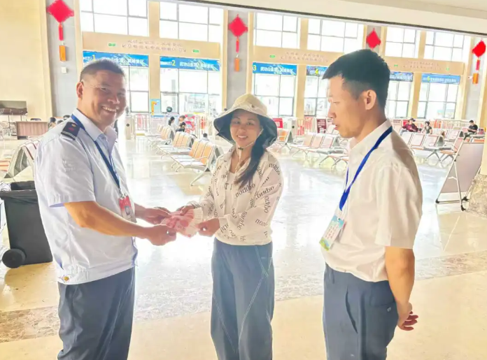 吉安公司：羊獅慕景區(qū)駕駛員拾金不昧獲游客贊譽