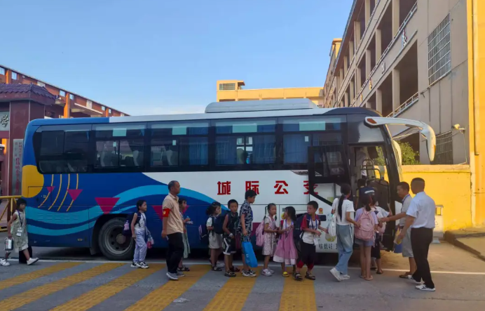 撫州長(zhǎng)運(yùn)：定制公交護(hù)航織密學(xué)生安全上學(xué)路