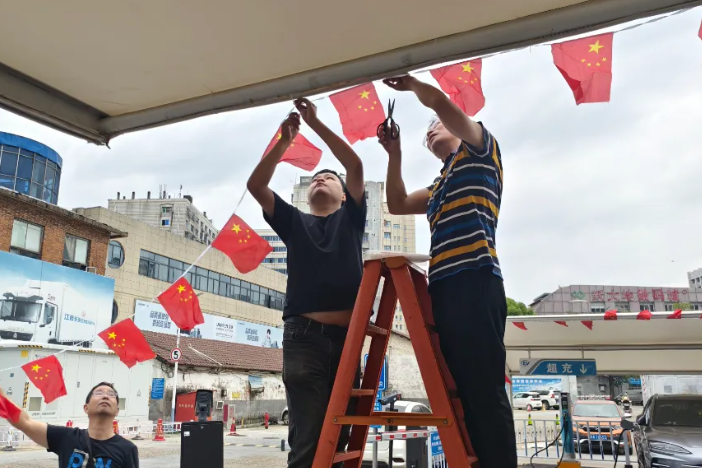 長運物業(yè) 停車場里“中國紅”別樣濃！