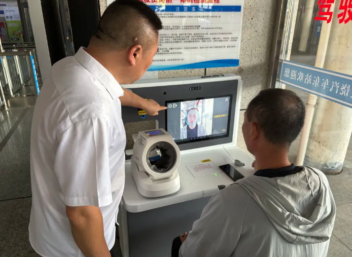 上饒汽車東站啟用駕駛員崗前安檢一體機(jī)