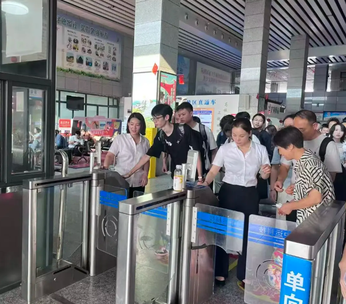 上饒汽運(yùn)：汽車(chē)東站“雙節(jié)”客流達(dá)新峰值人潮涌動(dòng)開(kāi)啟出行熱潮