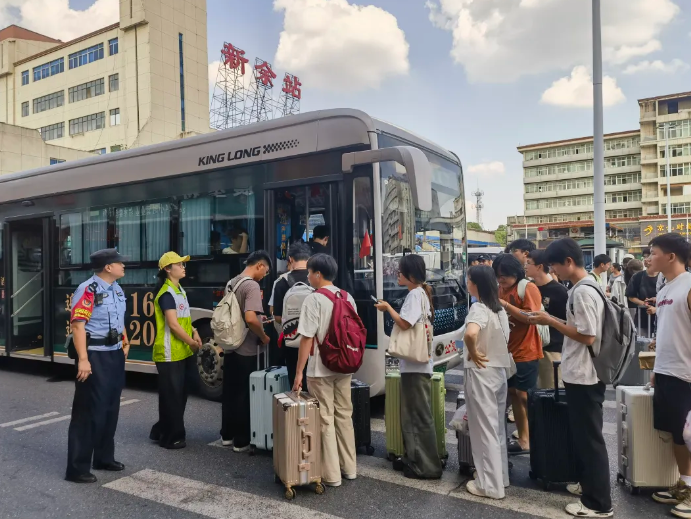 新余公交：雙節(jié)返程季，暖心護(hù)航學(xué)子返校路