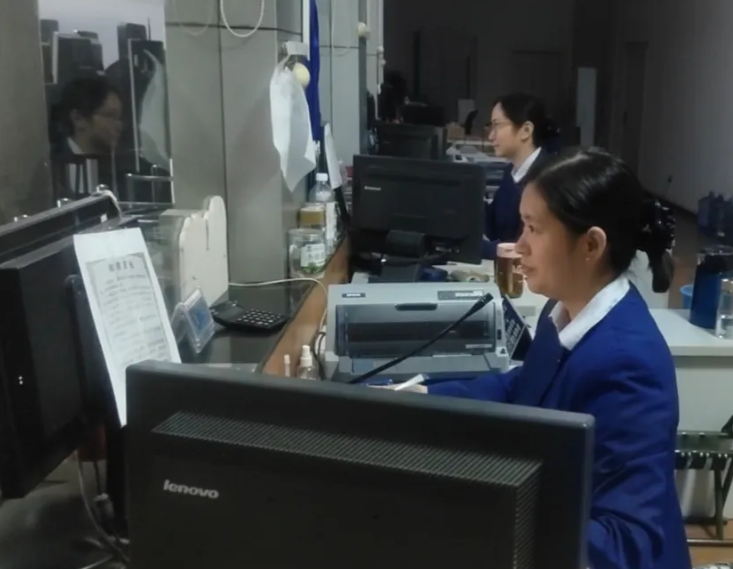 被定義在平行空間里的平凡