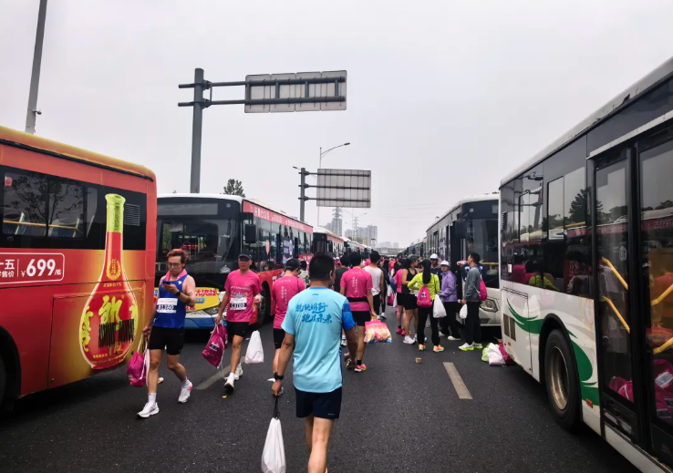 新余公交：圓滿完成2025仙女湖馬拉松轉(zhuǎn)運保障任務(wù)
