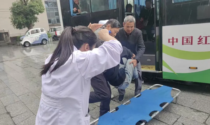 暖新聞 || 黃山長運(yùn)：公交車秒變“救護(hù)車”！一場與時(shí)間賽跑的生命救援在城鄉(xiāng)道路上悄然上演