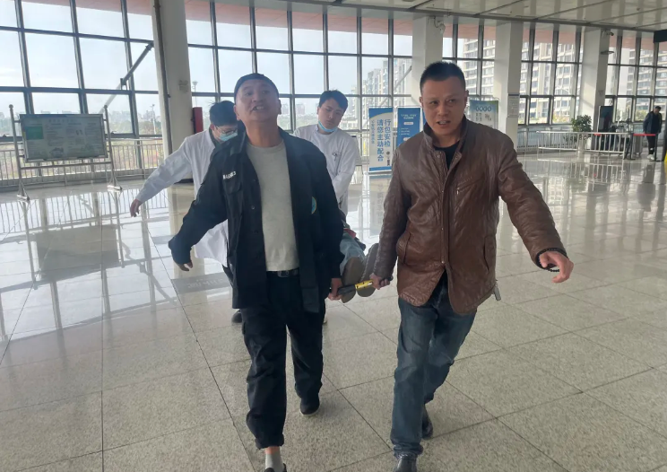 馬鞍山長(zhǎng)客：緊急救助顯擔(dān)當(dāng) 溫情守護(hù)暖旅途