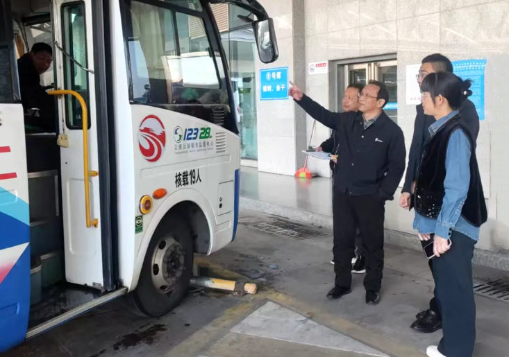 劉志堅(jiān)一行檢查都市城際公交文明創(chuàng)建工作