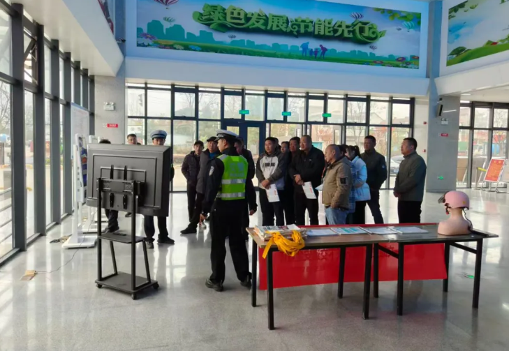 含山長運聯(lián)合縣交警大隊開展“全國交通安全日”主題宣傳活動