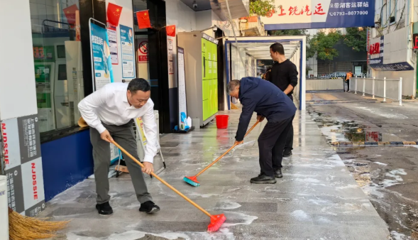 上饒汽運(yùn)：攻堅(jiān)人行道頑固污漬 擦亮帶湖驛站服務(wù)“門面”