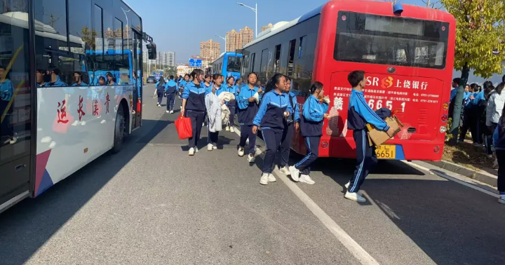 鷹潭公司圓滿完成學(xué)生韻律操比賽運輸保障任務(wù)