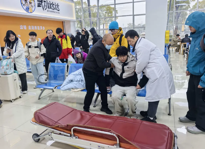 萍鄉(xiāng)長(zhǎng)運(yùn)：跨年登山致腳軟 陌生車站遇親人