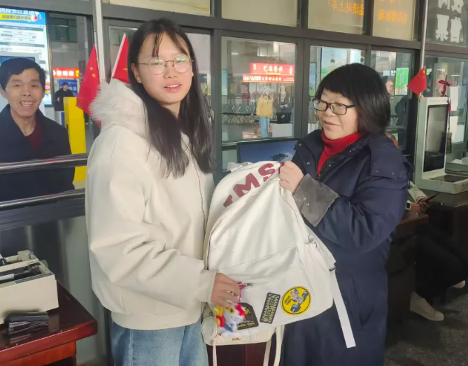 上饒汽運(yùn)：書包失而復(fù)得暖童心 車站用責(zé)任守護(hù)求學(xué)路