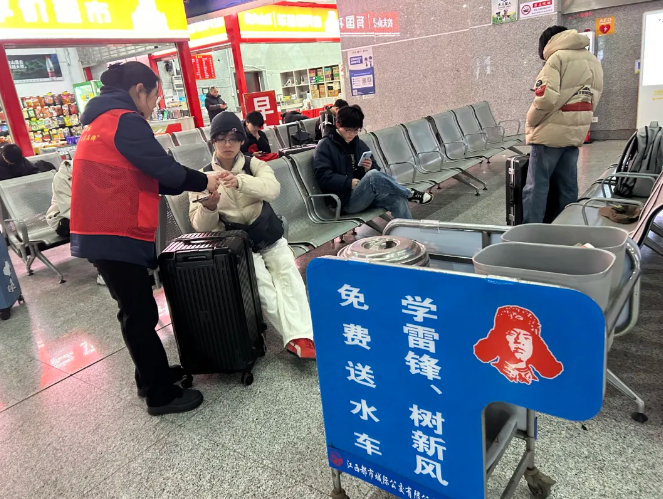 都市城際公交 首次降溫 暖冬志愿服務暖人心