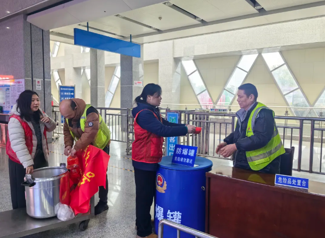 都市城際公交：開展臘八節(jié)暖心送粥活動