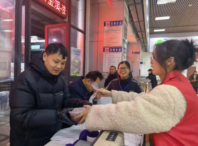 撫州長運 濃情臘八暖一線 粥香情滿公交人