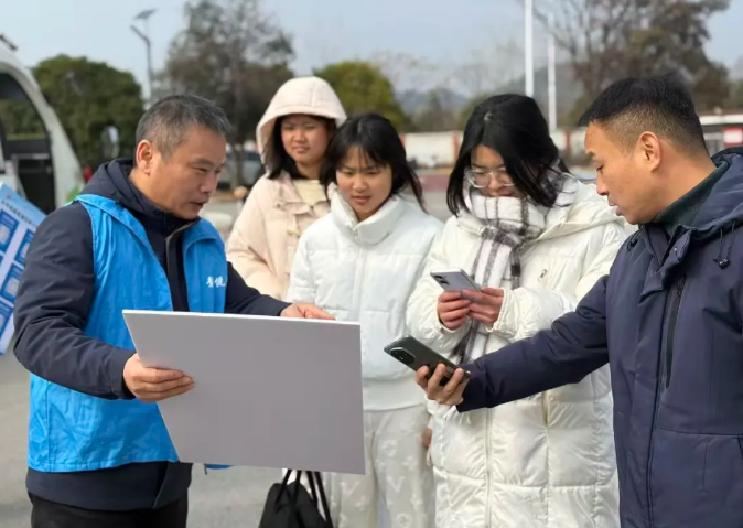 景德鎮(zhèn)長運(yùn) 校園直通車走進(jìn)樂平校園 便利城鄉(xiāng)學(xué)子出行