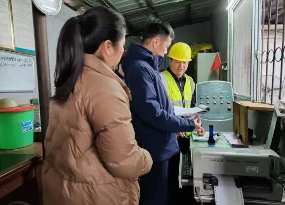 贛州市交通運(yùn)輸局領(lǐng)導(dǎo)督導(dǎo)于都客運(yùn)站重大風(fēng)險(xiǎn)隱患排查整治工作