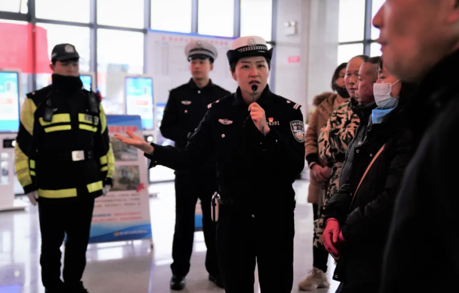 含山長(zhǎng)運(yùn)聯(lián)合縣公安局交管大隊(duì)開展“平安春運(yùn)·交警同行”主題宣傳活動(dòng)