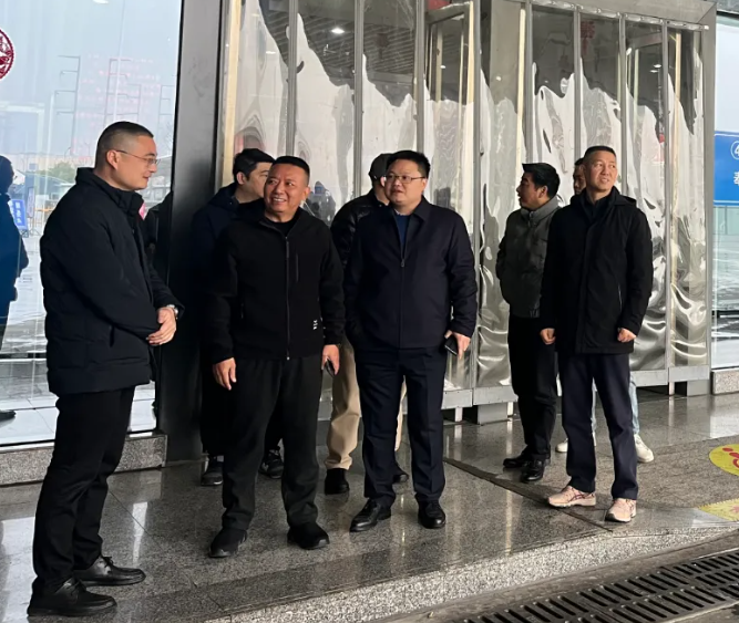 李偉在南昌長途汽車西站開展春運(yùn)期間安全生產(chǎn)檢查工作