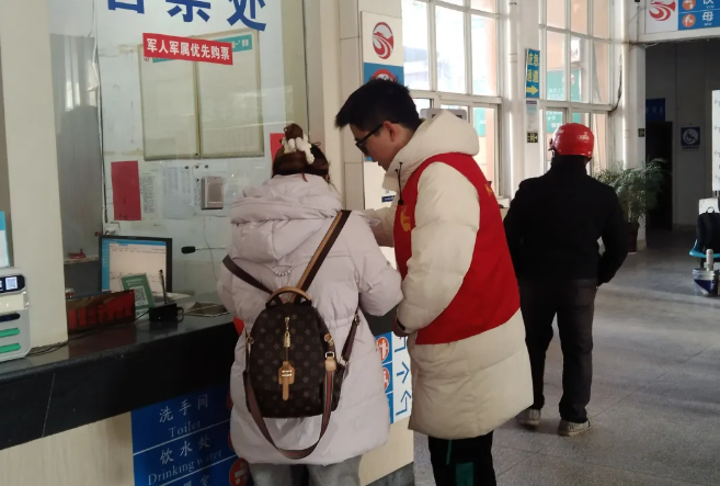 撫州長(zhǎng)運(yùn)：黎川分公司  志愿者暖心護(hù)航春運(yùn)