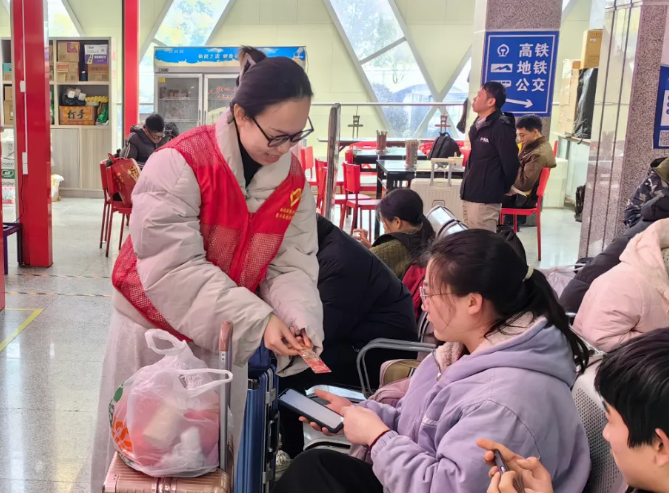 都市城際公交：開展“情暖春運(yùn) 志愿送?！敝黝}志愿服務(wù)活動(dòng)