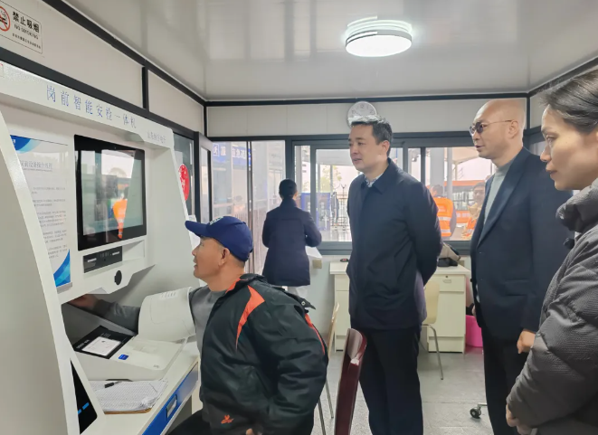 吉安公司 吉安市政府領(lǐng)導(dǎo)實(shí)地檢查春運(yùn)保通保暢和安全生產(chǎn)工作